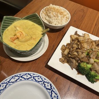 Spice Me Thai Cuisine - Yellow curry with shrimp, garlic rice, pad see ew - Thai Near Me - Half Moon Bay, California Spice Me Thai Cuisine - Yellow curry with shrimp, garlic rice, pad see ew - Thai Near Me - Half Moon Bay, California