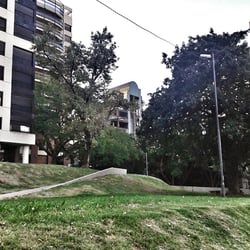 Edificio Mariscal Santa Cruz - Desde lejos la zona esta llena de árboles fue mi difícil sacar una buena foto.