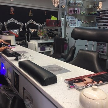 Hollywood Nails - Nail Salons Near Me - Paris, 75