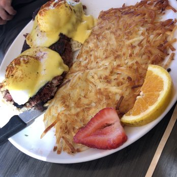 Sweet E's Cafe - Corned Beef Hash eggs Benedict - Cafes Near Me - Honolulu, Hawaii Sweet E's Cafe - Corned Beef Hash eggs Benedict - Cafes Near Me - Honolulu, Hawaii