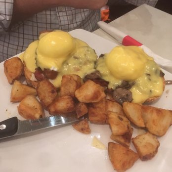 Universel Déjeuners et Grillades - Eggs Benedict combo - Breakfast & Brunch Near Me - Montreal, Quebec Universel Déjeuners et Grillades - Eggs Benedict combo - Breakfast & Brunch Near Me - Montreal, Quebec
