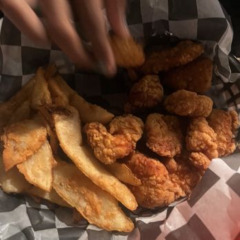 Millersburg Brewing - Boneless chicken and fries - Breweries Near Me - Millersburg, Ohio