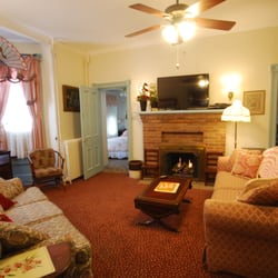 Antoinette's Apartments & Suites - Filomena Suite - Large and spacious Living Room with working fireplace