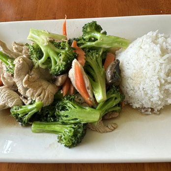 Manow Thai Kitchen - Broccoli chicken - Thai Near Me - Newton, Massachusetts