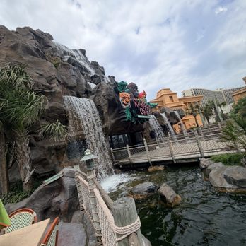 Rainforest Cafe - Water fall - American Near Me - Galveston, Texas