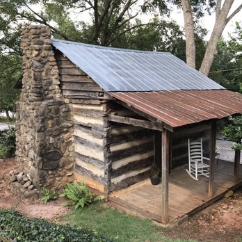 Stone Mountain Manor - The little cabin in the back of the property. - Hotels Near Me - Stone Mountain, Georgia
