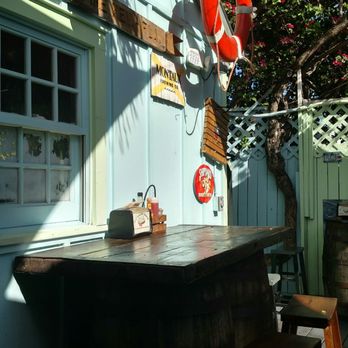 DJ's Clam Shack - Seating area - Seafood Near Me - Key West, Florida