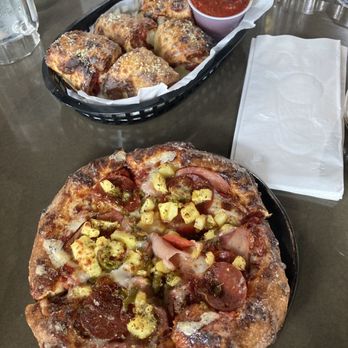 Black Rock Pizza - Captain Cook - Pizza Near Me - Captain Cook, Hawaii