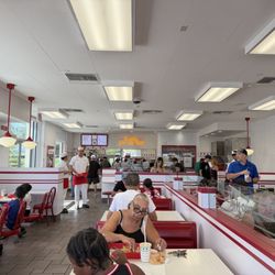 In-N-Out Burger - Sunday lunch crowd. :)