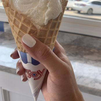 Lake Effect Artisan Ice Cream - Supposedly delicious vanilla...taste like baskin robins - Ice Cream & Frozen Yogurt Near Me - Buffalo, New York