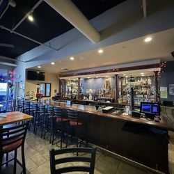 Yanni's - Bar area next to the front entrance
