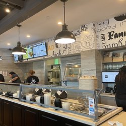 Cornbread - Newark - The ordering line and (to the right) the mobile order pick up area