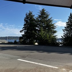 Winnies Cafe & Deli - View of lake Washington from the front door