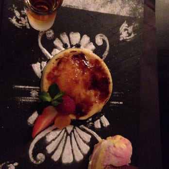 Barceloneta - Creme catalana met mooi krokant bovenlaagje en een glaasje moscatel erbij - Tapas/Small Plates Near Me - Amsterdam, New Hampshire