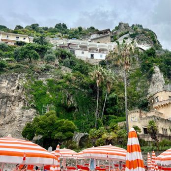 Arienzo Beach Club - View of the beach club and hills behind - Beach Bars Near Me - Sant'arsenio, SA