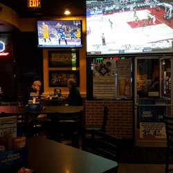 Fieldhouse 1st Ave - Couple TVs