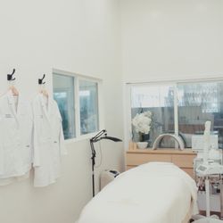 Beverly Microblading Center - Treatment room
Clean, private treatment room for permanent makeup, skin rejuvenation, facials, and advanced beauty services.