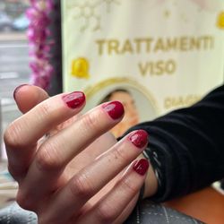 Nail Express - Manicure in tonalità bordeaux, un lavoro di Nail Express Firenze.