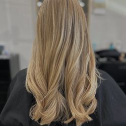 A La Mode Hair Studio
