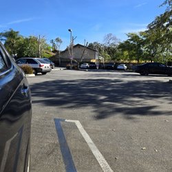 AAA Insurance - Such a clean parking lot