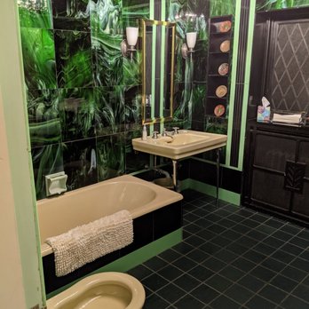 The O'Neil House Bed and Breakfast - Smoked jade glass adorns the master bath walls - Hotels Near Me - Akron, Ohio The O'Neil House Bed and Breakfast - Smoked jade glass adorns the master bath walls - Hotels Near Me - Akron, Ohio
