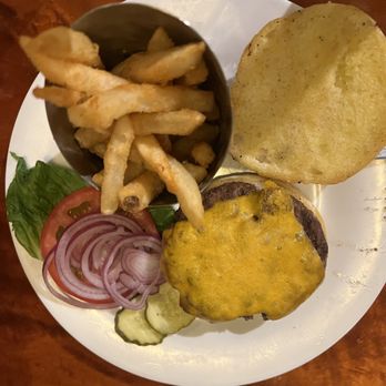 Seven Stone Steps - cheeseburger with fries - Gastropubs Near Me - Cazenovia, New York