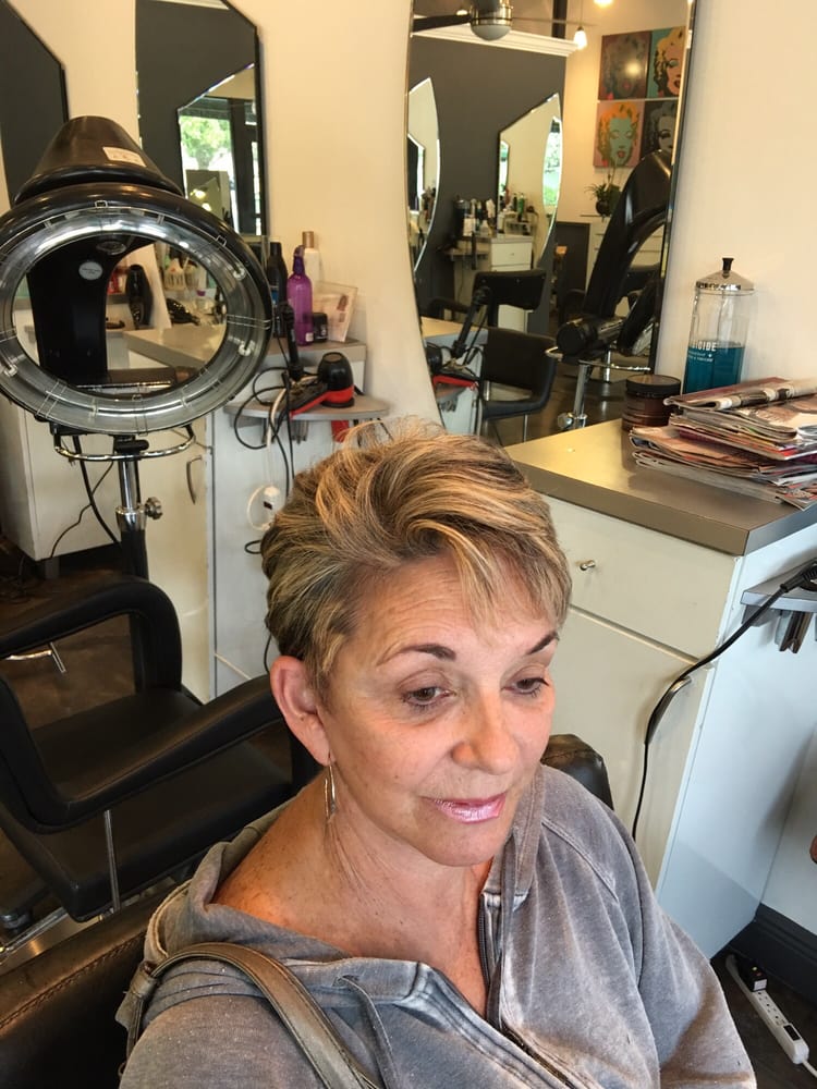 Gina's Coiffure Logo