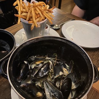Perle Restaurant - Moules a La normande (Mussels & frites) - New American Near Me - Pasadena, California Perle Restaurant - Moules a La normande (Mussels & frites) - New American Near Me - Pasadena, California