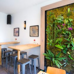 Mu-Food - Mur végétal et tables hautes