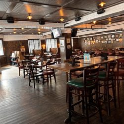 Hilltop Park Alehouse - Lunch time vibes
