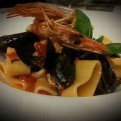 La Roza - Calamaretti trafilati al bronzo con pomodoro fresco, calamari, cozze, gamberoni e peperoncino piccante.