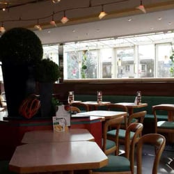 Café Frisch - direkt an der fensterfront ist es noch schöner