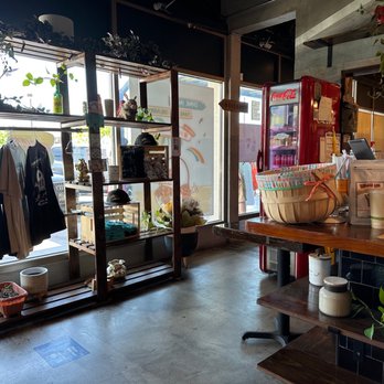 Egghead Cafe - Inside - Coffee & Tea Near Me - Honolulu, Hawaii
