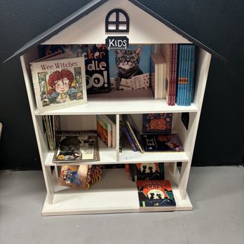 Le Chat Noir Bookstore & Cat Lounge - Kids books - Bookstores Near Me - Redlands, California