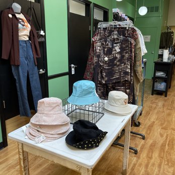DeeLux - Used, Vintage & Consignment Near Me - Claremont, California