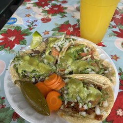 La Carreta de Mi Tierra - Tacos: 2 Lengua, 2 Tripa (extra crispy) and 1 Pastor with a Agua de Piña.