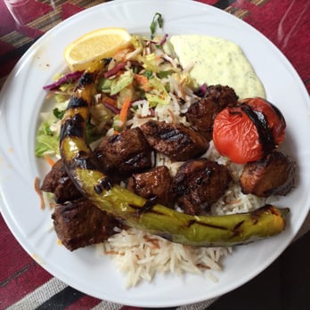 Al Petra - Gebratener Lammspieß mit Reis und Salat. Lecker! - Arabic Near Me - Wiesbaden, HE