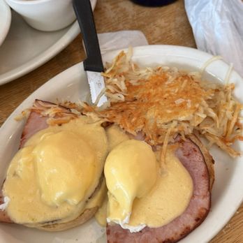 Donut Hole Bakery Cafe - Eggs Benedict with Hash browns - Cafes Near Me - Santa Rosa Beach, Florida Donut Hole Bakery Cafe - Eggs Benedict with Hash browns - Cafes Near Me - Santa Rosa Beach, Florida