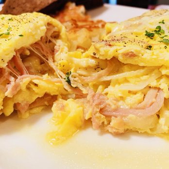 Blue's Egg + Bakery - Inside of the pulled ham omelette - Breakfast & Brunch Near Me - Milwaukee, Wisconsin