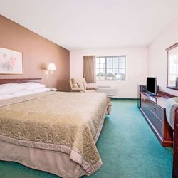 Super 8 by Wyndham Richmond - 1 King Bed Room