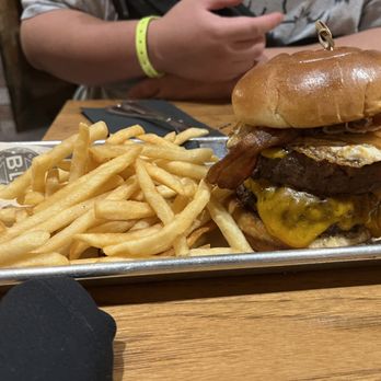 B-Lux Grill & Bar - Morning burger - Sports Bars Near Me - Wisconsin Dells, Wisconsin