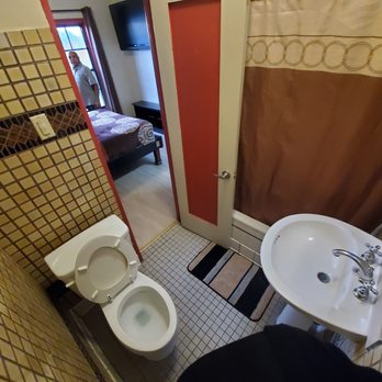 Hotel Lynwood - Bathroom. Very clean! - Hotels Near Me - Lynwood, California