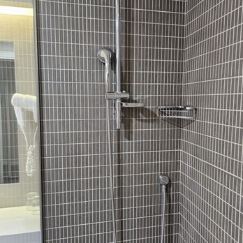 Holiday Inn Naples - Shower - Hotels Near Me - Naples, NA