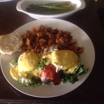 Chef's Table At the Edgewater - Lobster Benedict and asparagus. - New American Near Me - Winter Garden, Florida Chef's Table At the Edgewater - Lobster Benedict and asparagus. - New American Near Me - Winter Garden, Florida