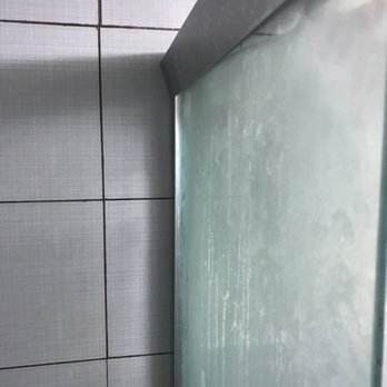 Econo Lodge Rutland City Near Hwy 7 - Faulty shower door, this guillotine like heavy glass door kept sliding off its hinges. - Hotels Near Me - Rutland, Vermont