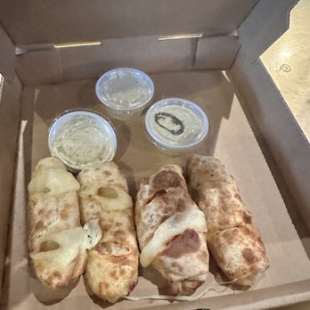 Pinthouse Pizza - Pizza ROLLS THAT WILL. BLOW YOIR MIND !!! - Brewpubs Near Me - Round Rock, Texas