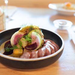 Domek - Kielbasa with braised cabbage and radish