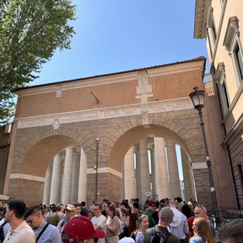 Basilica di San Pietro - Line for entry along Via di Porta Angelica - Churches Near Me - Rome, RM Basilica di San Pietro - Line for entry along Via di Porta Angelica - Churches Near Me - Rome, RM