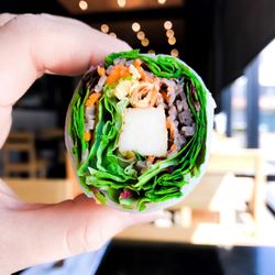 Ve Station - Buddha wrap : Fresh rolls
Organic Garden salad, Basil, Organic buckwheat noodles, Crouton, Organic lemongrass tofu served with Aromatic dip