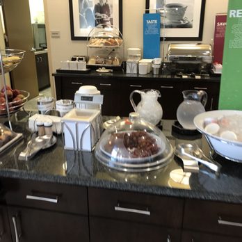 Hampton Inn Marion - Fruits and pastries. - Hotels Near Me - Marion, Arkansas